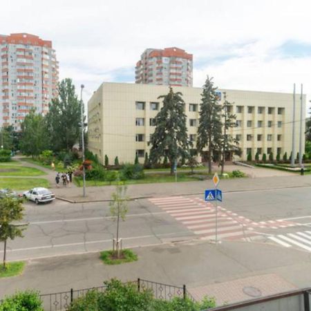 Затишна 2К Квартира З Усім Необхідним Для Життя Поряд З Метро Дарниця 基輔 外观 照片